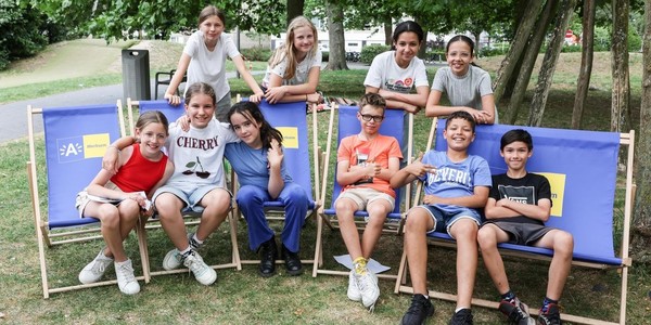 Leden van het Junior Team poseren voor de foto.